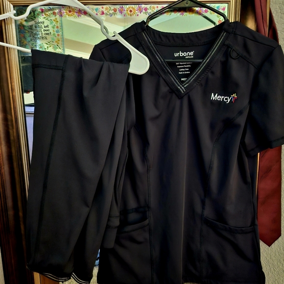 Mercy Scrubs - Picture 3 of 9